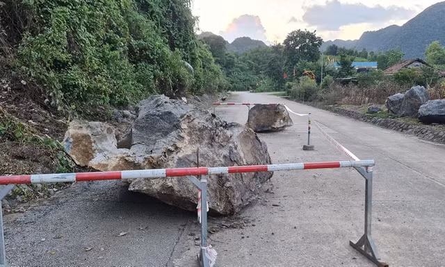 Lở núi đá trên đường Hồ Chí Minh nhánh Tây, uy hiếp nhà dân và người đi đường 