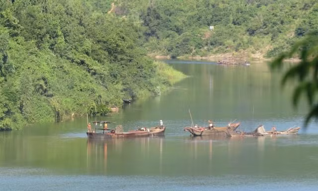 Nổ súng ngăn 'cát tặc', đại úy công an bị đánh rơi xuống sông