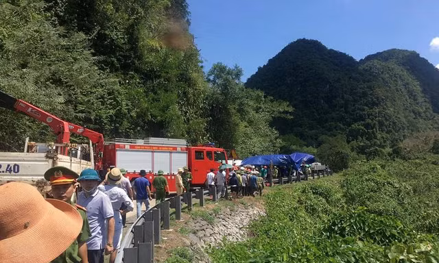 Lực lượng cứu hộ tiếp cận hiện trường vụ tai nạn thảm khốc vào ngày 26/7/2020 tại cầu Trạ Ang thuộc đường HCM nhánh Tây (Bố Trạch - Quảng Bình)