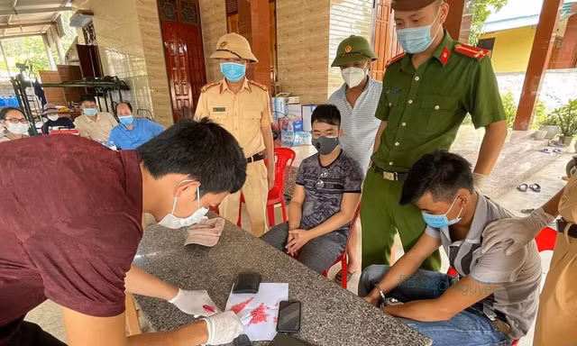 Lực lượng chức năng đang kiểm đếm số ma tuý mà đối tượng mang theo mình.