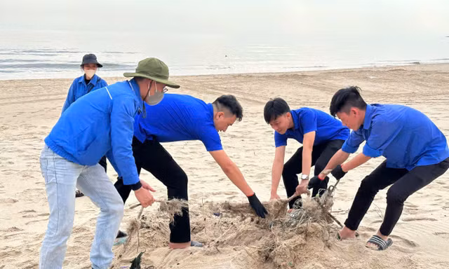 Thanh niên Quảng Bình chung tay bảo vệ môi trường biển