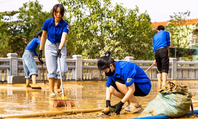 Thanh niên dọn bùn khu vực Nhà lưu niệm Đại tướng Võ Nguyên Giáp