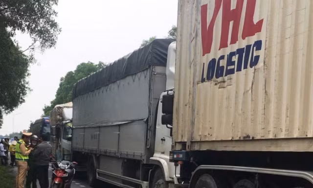 Tai nạn liên hoàn 4 ô tô đâm nhau ở Quảng Bình