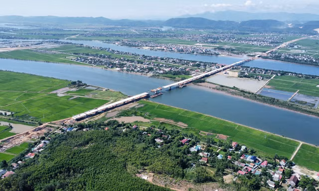 Hơn 50 trụ cầu bắc qua sông Gianh thuộc cao tốc Bắc – Nam 'dính' phải hang động 