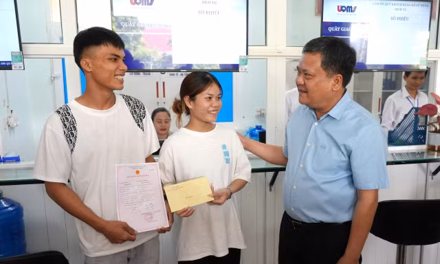 Đôi vợ chồng trẻ Bru Vân Kiều bất ngờ được Chủ tịch tỉnh trao giấy đăng ký kết hôn và tặng quà