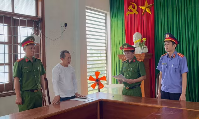Công ty thuê máy xúc phục vụ công việc, phó tổng giám đốc mang đi bán 