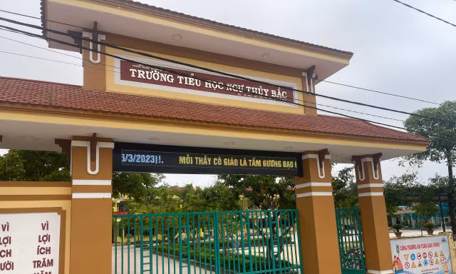 Hiệu trưởng đánh hiệu phó bị giáng chức, chuyển trường 