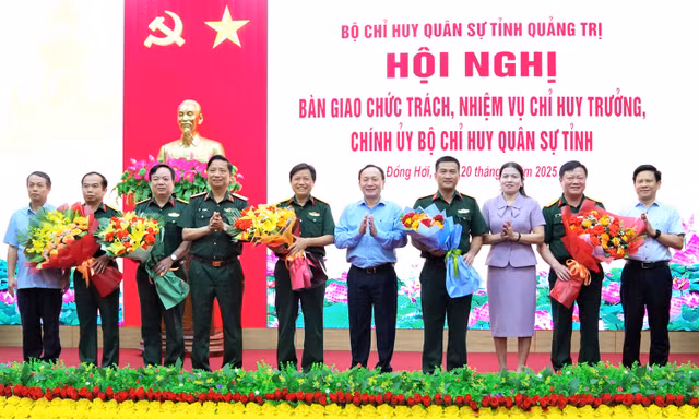 Bàn giao chức trách, nhiệm vụ Chỉ huy trưởng và Chính ủy Bộ Chỉ huy quân sự tỉnh Quảng Trị