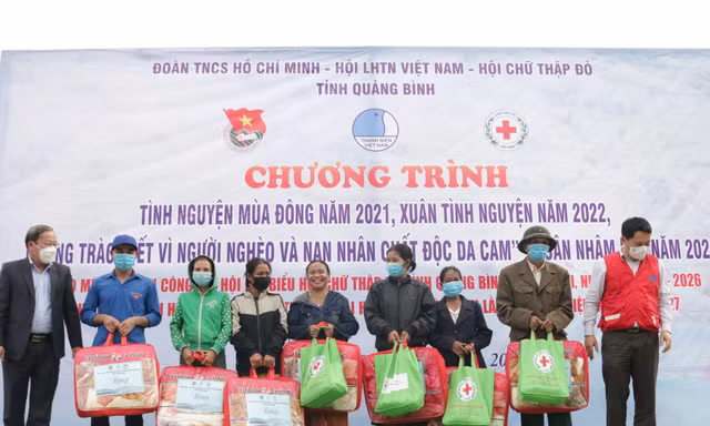 Tặng quà cho bà con vùng khó trong chương trình "Tình nguyện mùa đông 2021" và "Tết vì người nghèo và nạn nhân chất độc da cam" xuân Nhâm Dần 2022