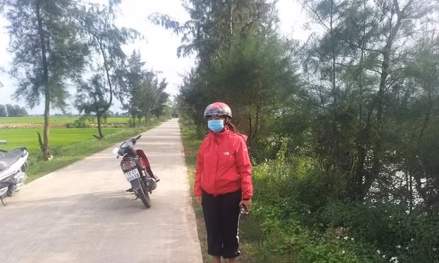 Bà Giang đưa công an ra hiện trường bị cướp như lời khai của mình.