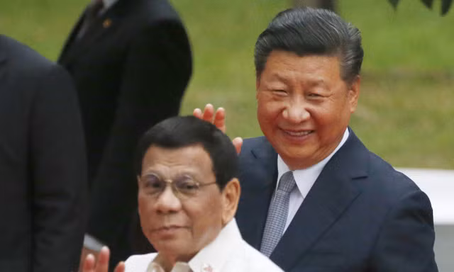 Tổng thống Philippines Rodrigo Duterte (trái) và Chủ tịch Trung Quốc Tập Cận Bình.(Ảnh: SCMP)