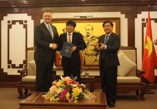 Đại sứ Daniel J. Kritenbrink, Bộ trưởng Giao thông Vận tải Nguyễn Văn Thể và các đại biểu tại buổi gặp gỡ. (Ảnh: ĐSQ Mỹ)