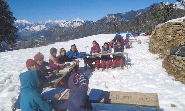 Tuyết rơi không ngừng, học sinh vẫn ngồi học giữa trời 