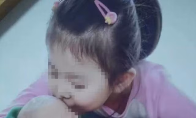 Phẫn nộ mẹ đánh chết con gái vì ăn chậm