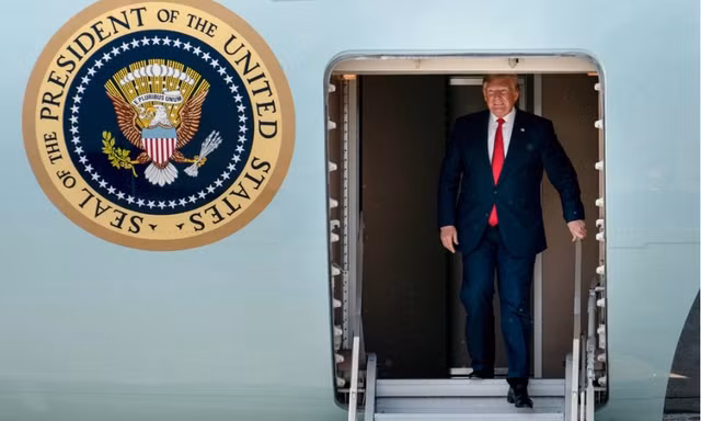 Tổng thống Mỹ Donald Trump dừng chân ở Anchorage để tiếp nhiên liệu trước khi bay tiếp đến Nhật Bản. (Ảnh: NYT)