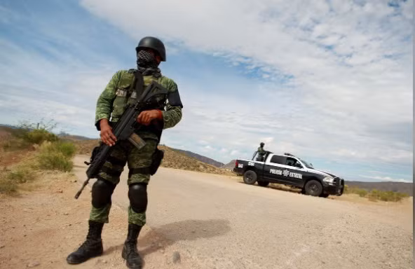 Lính Mỹ tuần tra ở khu vực gần biên giới với Mexico. (Ảnh: Reuters)