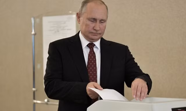 Tổng thống Nga Vladimir Putin đi bỏ phiếu trong cuộc bầu cử cơ quan lập pháp cấp địa phương ở thủ đô Mátxcơva ngày 8/9. (Ảnh: Sputnik)