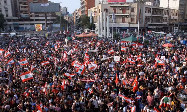Người biểu tình ở Tripoli biểu tình phản đối chính phủ hôm 22/10. (Ảnh: Reuters)