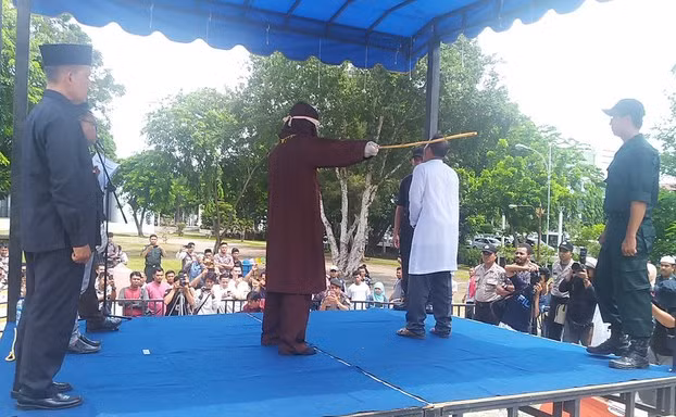 Ông Mukhlis bin Muhamma bị đánh bằng roi ở nơi đông người. (Ảnh: Berna News)