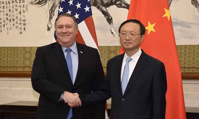 Ông Dương Khiết Trì (phải) trong cuộc gặp Ngoại trưởng Mỹ Mike Pompeo vào tháng 11 năm ngoái tại New York. (Ảnh: AP)