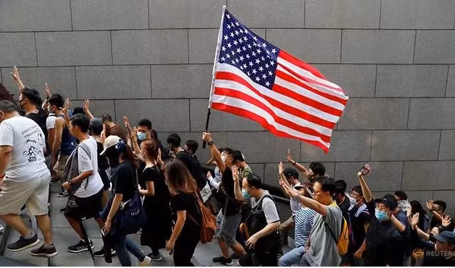 Người biểu tình Hong Kong cầm cờ Mỹ trước Lãnh sự quán Mỹ ngày 8/9. (Ảnh: Reuters)