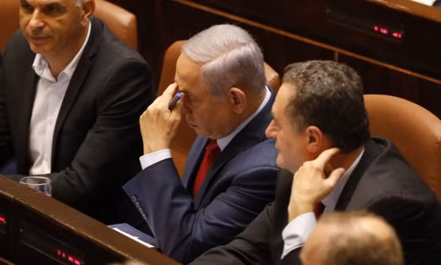 Thủ tướng Israle Benjamin Netanyahu (giữa) không thể thành lập chính phủ liên minh để bắt đầu nhiệm kỳ thủ tướng thứ năm. (Ảnh: AP)