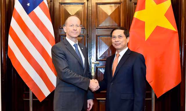 Trợ lý ngoại trưởng Mỹ David Stilwell và Thứ trưởng Ngoại giao Bùi Thanh Sơn. (Ảnh: Mofa)