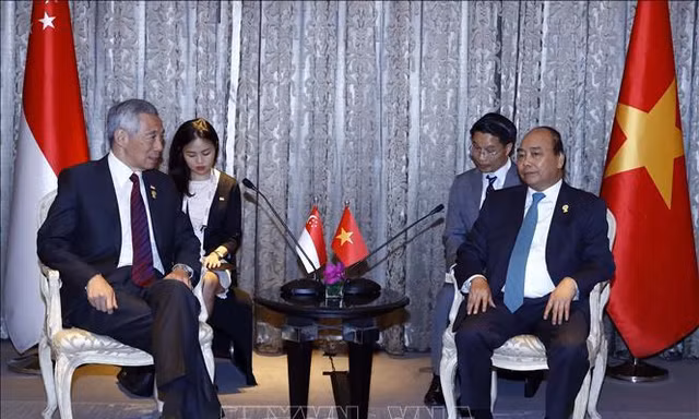 Thủ tướng Nguyễn Xuân Phúc và Thủ tướng Singapore Lý Hiển Long tại cuộc gặp. (Ảnh: TTXVN)