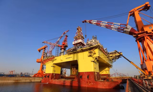 Giàn khoan Hải dương Thạch du 982 chạy thử trên biển năm 2019. Ảnh: Xinhua
