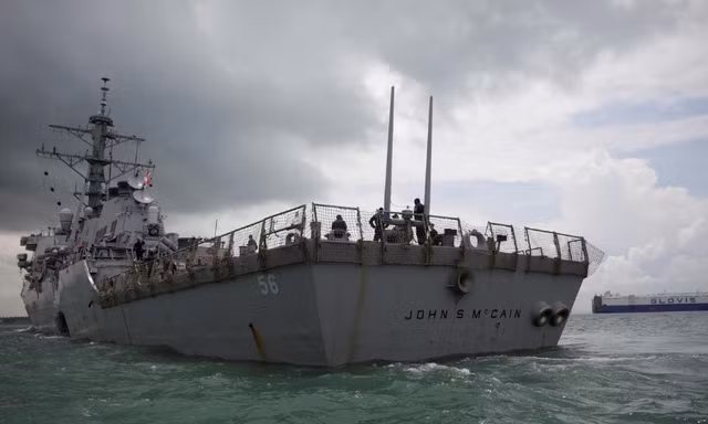 Tàu chiến John S. McCain. (Ảnh: Reuters)