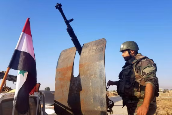 Một lính của quân đội chính phủ Syria ở thị trấn Tel Tamer ở miền bắc Syria. (Ảnh: Reuters)