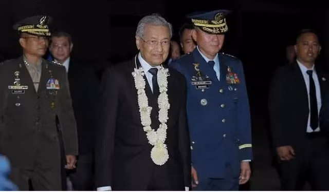 Thủ tướng Malaysia Mahathir Mohamad lúc vừa đến sân bay ở Philippines hôm 6/3. (Ảnh: CNA)