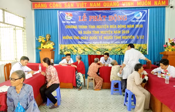 Khám bệnh, phát thuốc, tặng quà cho người dân