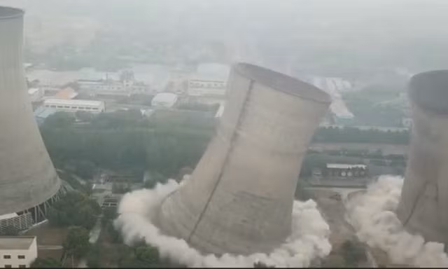 Ba tòa tháp ở nhà máy nhiệt điện Trung Quốc bị đánh sập.