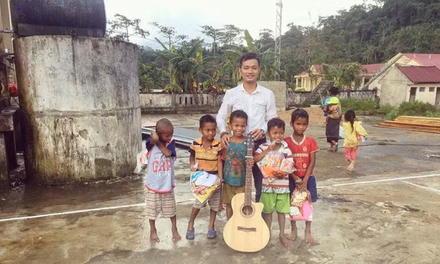 Các em học sinh dân tộc ở A Lưới.