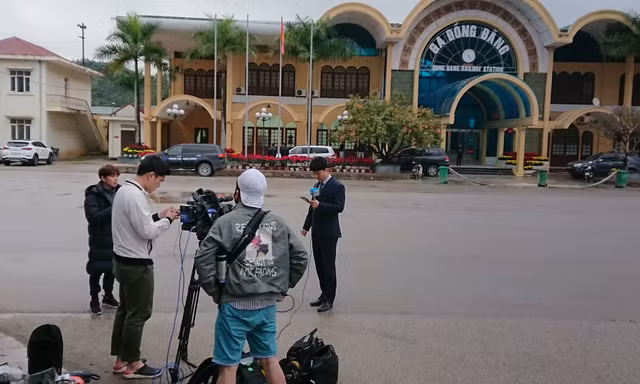 Phóng viên quốc tế có mặt tại ga Đồng Đăng chờ đón chủ tịch Triều Tiên. Ảnh: Mạnh Thắng