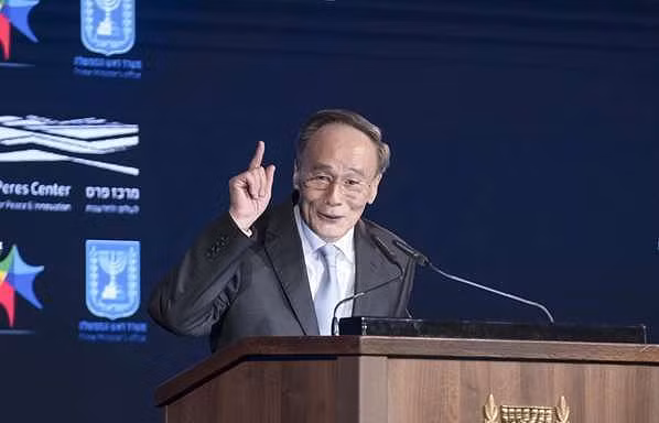 Phó Chủ tịch Vương Kỳ Sơn phát biểu tại Singapo. Ảnh: Tân Hoa Xã.