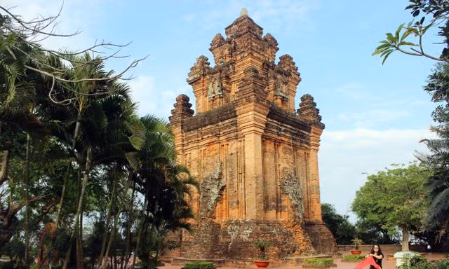 Bác bỏ tin đồn rào song sắt xâm hại Di tích đặc biệt quốc gia Tháp Nhạn