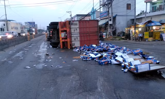 Hàng trăm thùng bia đổ tràn lan trên đường.