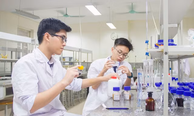 Lê Tuấn và Mạnh Tuấn Hưng trong phòng nghiên cứu.