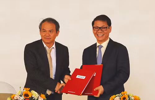 Ông Đoàn Nguyên Đức và Trần Bá Dương ký kết thêm phụ lục hợp đồng. Ảnh: Đắc Thành.