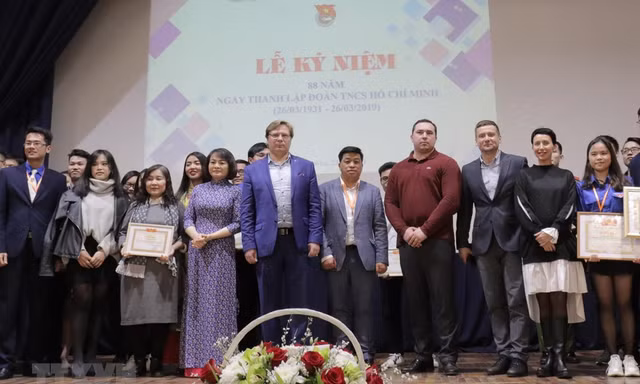 Các đoàn viên thanh niên được trao tặng bằng khen chụp ảnh cùng các vị khách. Ảnh: Hồng Quân