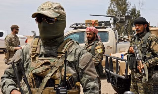 Lính Mỹ và lực lượng nổi dậy Syria FDS tại tỉnh Deir Ezzor, ngày 01/05/2018. Delil souleiman / AFP