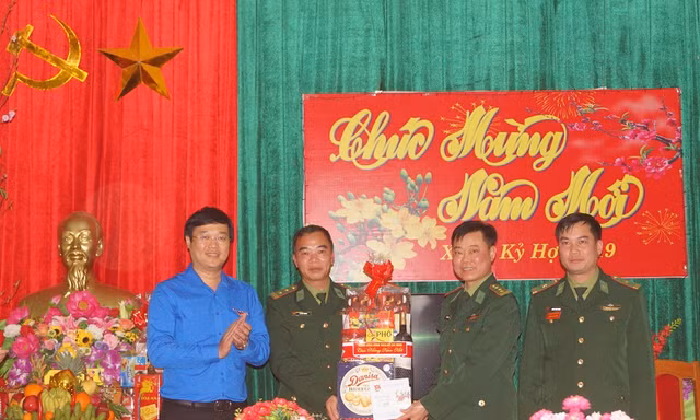 Đồng chí Lê Quốc Phong tặng quà Tết cho Đồn Biên phòng Pò Mã, chiều 30/1