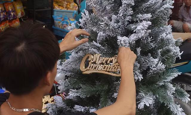 40 triệu đồng 1 cây thông Noel giả dịp cận kề Giáng sinh