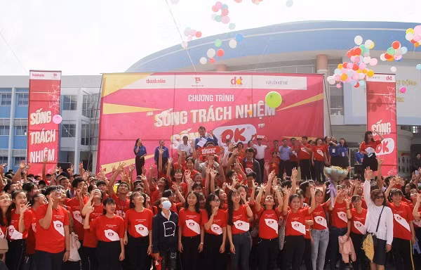 Các thanh niên cùng hô vang: "Sống trách nhiệm, sống OK".