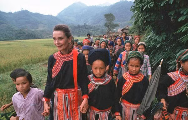 Hình ảnh xúc động của nữ minh tinh Audrey Hepburn khi đến Việt Nam