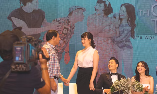 Vân Dung diễn lại cảnh nhìn sâu vào mắt Quang Thắng trong "Yêu thì ghét thôi". Ảnh: Bảo Hân