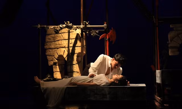 Romeo và Juliet của Nhà hát kịch Việt Nam mang màu sắc hiện đại.