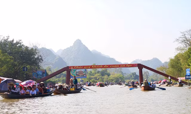 Lượng khách đổ về chùa Hương tăng cao trong ba ngày đầu năm